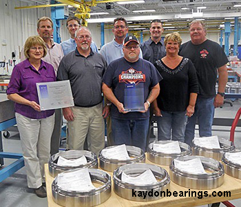 Сотрудники подшипникового завода aydon в Мичигане с наградой от  Boeing